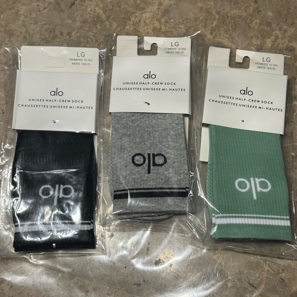New Women’s Alo Socks
New with tags in its packaging
3 pairs
Fits sizes 6-11 - Picture 4 of 4